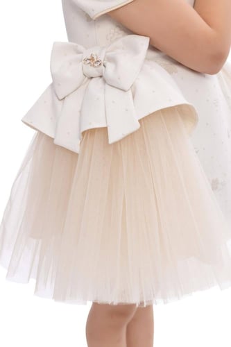 فستان بيج مزين بتل من الاطراف وفيونكه + ربطه شعر