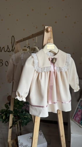 فستان ناعم فكتوري بلمسه ملكيه راقيه باللون البيج