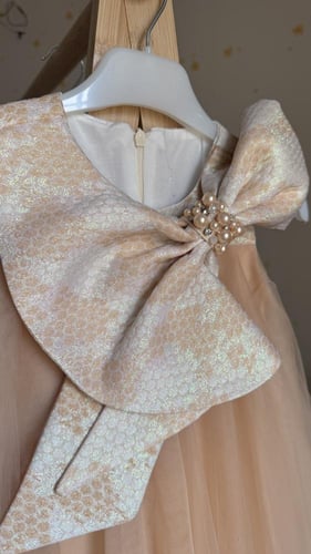 فستان بني فاتح مع فيونكه جاكار عالصدر من ٢ ل ٦سنوا...