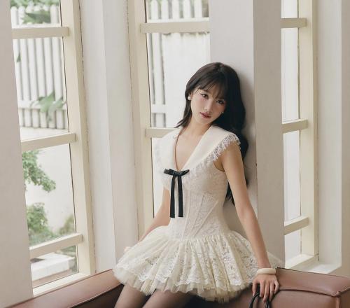 فستان العمر المحير قصير دانتيل مع طبقات من التل