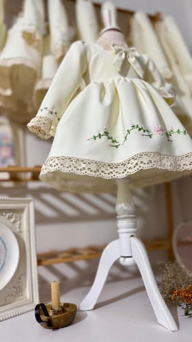 فستان فكتوري كريمي بتطريز ناعم