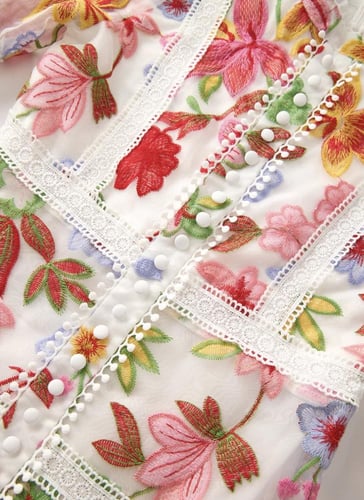 فستان مارلو مزين بالزهر البارز مع أكمام طويله