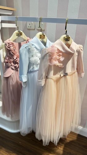 فستان ناعم بقماش الكريب والتل + شنطه