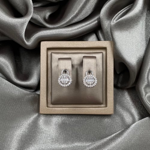 حلق ذهب أبيض عيار 18