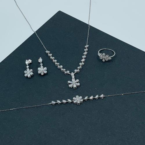 طقم ذهب أبيض عيار 18