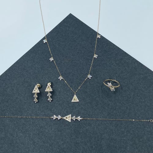 طقم ذهب أصفر عيار 18