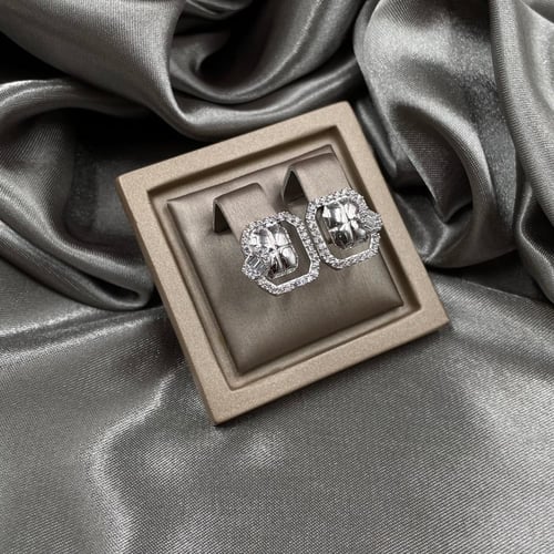 حلق ذهب أبيض عيار 18