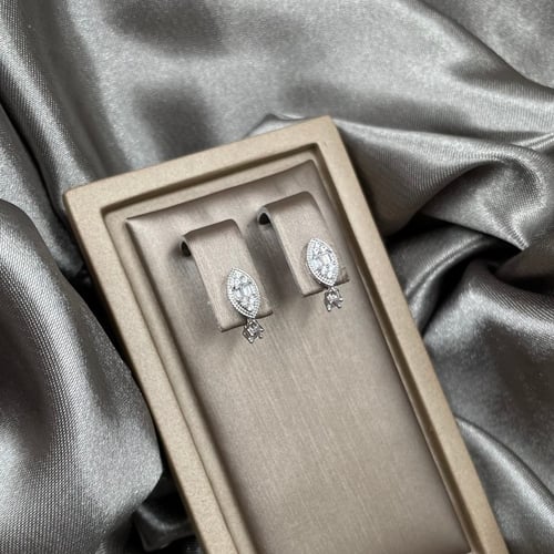 حلق ذهب أبيض عيار 18