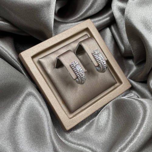 حلق ذهب أبيض عيار 18