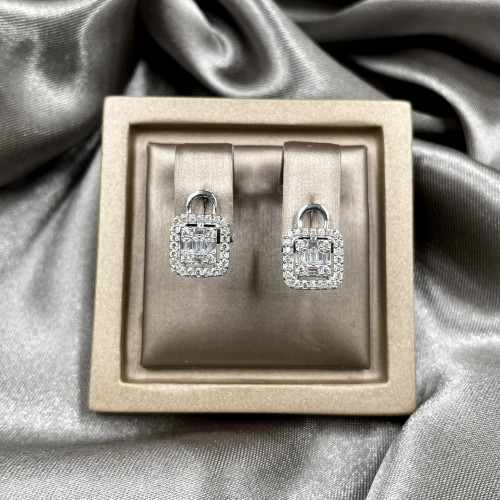 حلق ذهب أبيض عيار 18