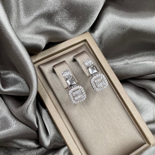 حلق ذهب أبيض عيار 18