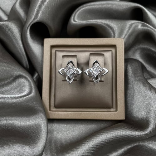 حلق ذهب أبيض عيار 18