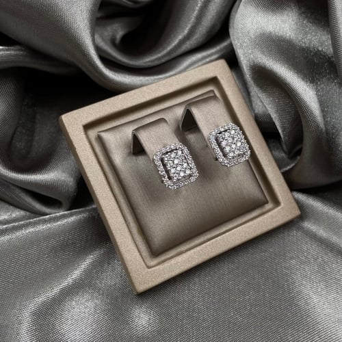 حلق ذهب أبيض عيار 18