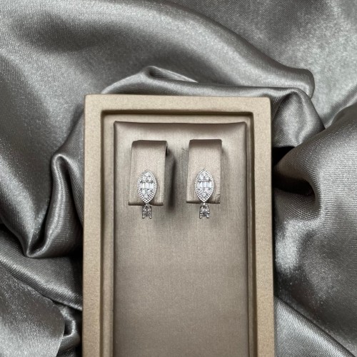 حلق ذهب أبيض عيار 18