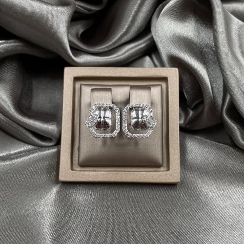 حلق ذهب أبيض عيار 18