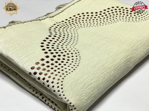 سجادة صلاة شانيل ملكي (كريمي - بيج فاتح)