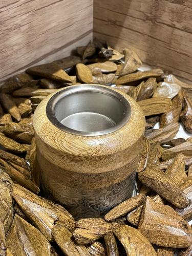 مبخرة خشبية فاخرة بالزخارف العربية