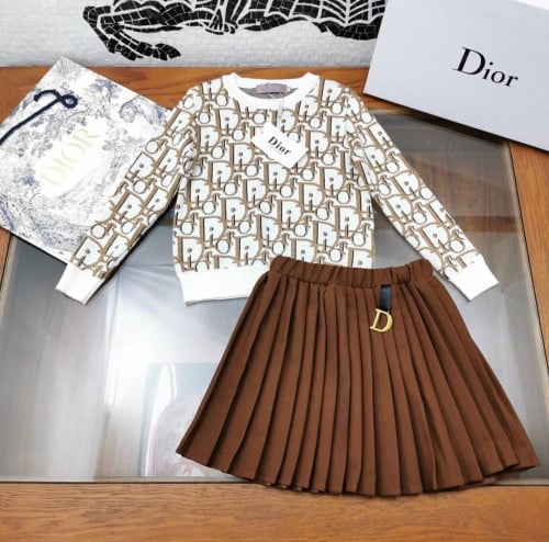 تيور ديور قطعتين البلوزة صوف مزين بميدالية ذهبي