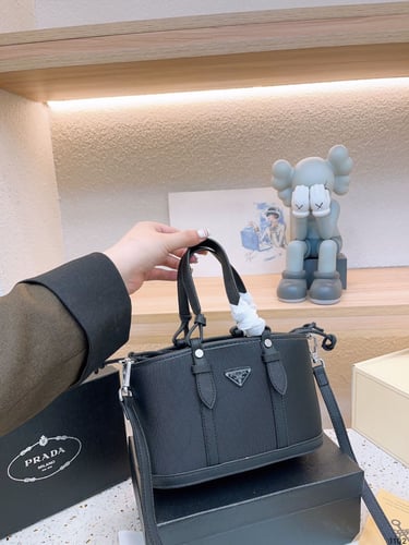 Prada”حجمين"Wbox