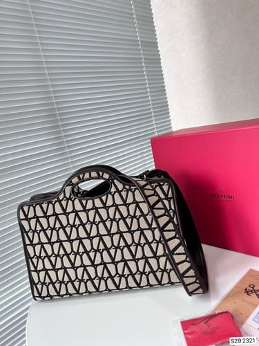 Valentino L”40*25” W box