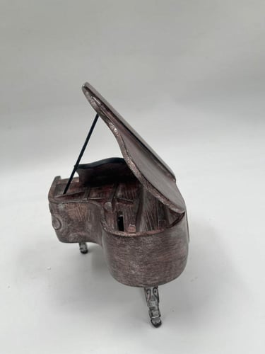 مجسّم بيانو كلاسيكي مصغّر بتصميم أنيق