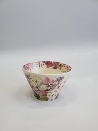 وعاء وكوب بورسلان فاخر بنقوش زهرية ناعمة