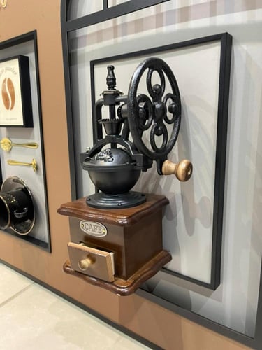 لوحة القهوة الفاخرة بأجواء مقهى راقي