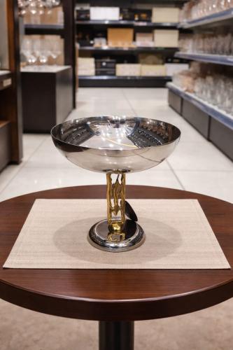 صحن تقديم ضيافة فاخر بقاعدة زخرفية – صناعة هندية