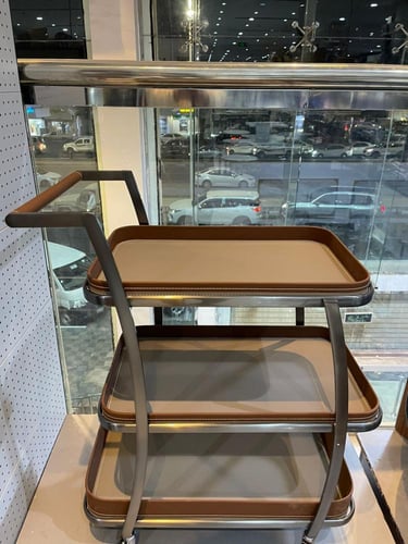 عربة ضيافة عملية بتصميم أنيق وقاعدة متحركة