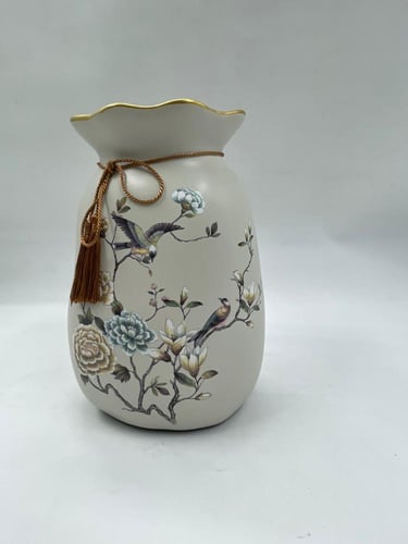 فازة خزفية فاخرة بزخارف زهرية وطيور ولمسة ذهبية