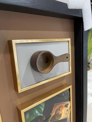 لوحة ركن القهوة بتفاصيل أنيقة وفخامة دافئة