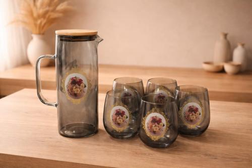 طقم إبريق زجاجي مع أكواب مزخرفة – تصميم وردي فاخر