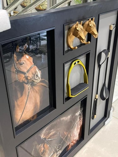 لوحة فروسية عصرية بإطار أسود فاخر