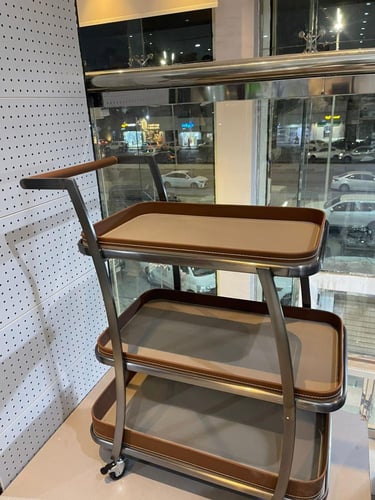 عربة ضيافة عملية بتصميم أنيق وقاعدة متحركة