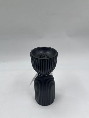 مبخرة سوداء بتصميم مخروطي مخطط ولمسة عصرية