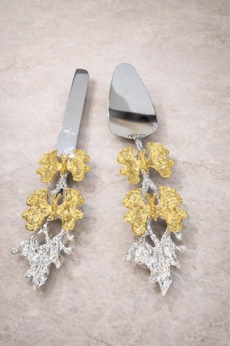 طقم سكين وملعقة تقديم كيك بتصميم فاخر بتفاصيل ذهبي...