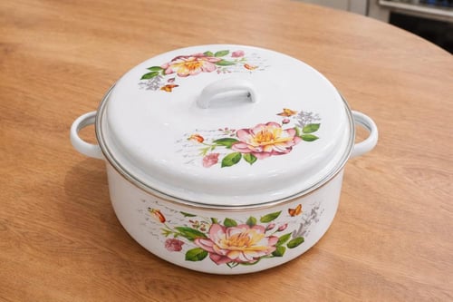 قدر طبخ مزخرف بنقوش وردية أنيقة