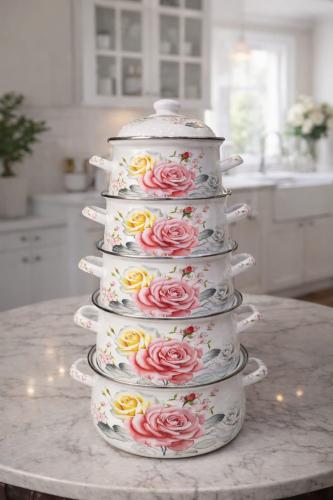 طقم قدور غراش مزخرفة بنقشة الورود – 5 قطع متعددة ا...