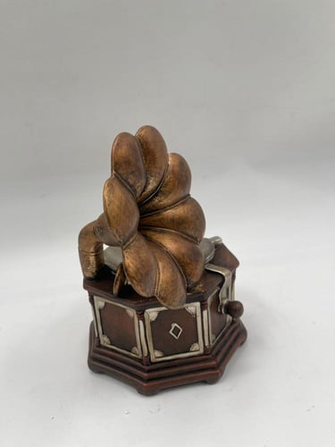 مجسّم غرامافون كلاسيكي بتصميم تراثي فاخر