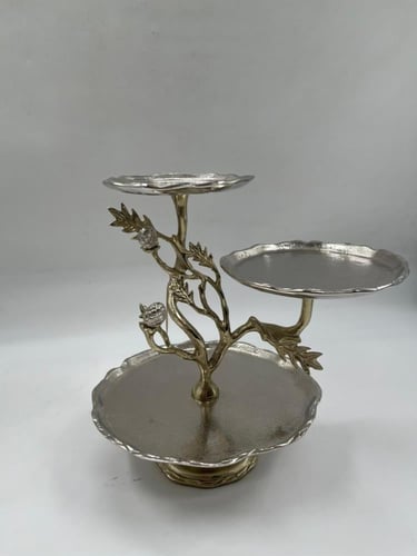 ستاند تقديم معدني ثلاثي الطوابق