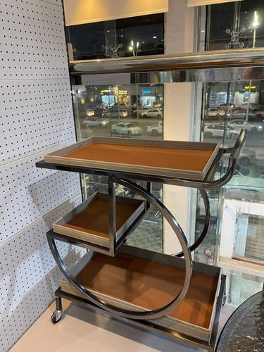 عربة خدمة فاخرة بثلاثة أدوار بتفاصيل جلد مطرّز