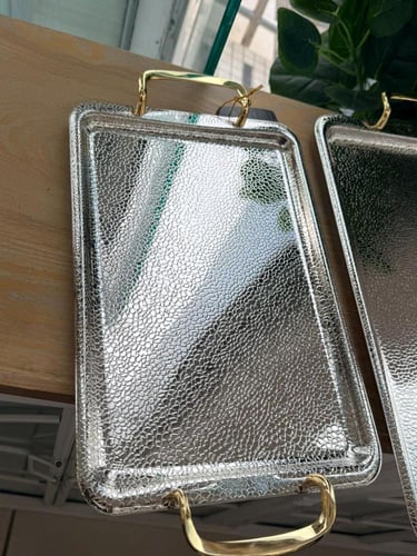 طقم صواني تقديم فضي فاخر بملمس مطرّق ومقابض ذهبية