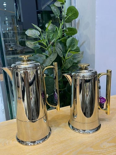 ترمس قهوة فاخر بيد ذهبية تصميم أنيق