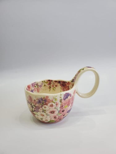 كوب بورسلان فاخر بمقبض دائري أنيق ونقوش زهرية