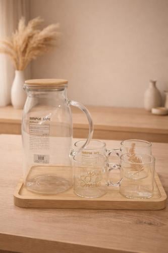 طقم تقديم زجاجي مع صينية خشبية – تصميم بسيط وأنيق