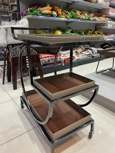 عربة خدمة فاخرة بثلاثة أدوار بتفاصيل جلد مطرّز