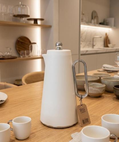 ترمس ابيض بمقبض فضي