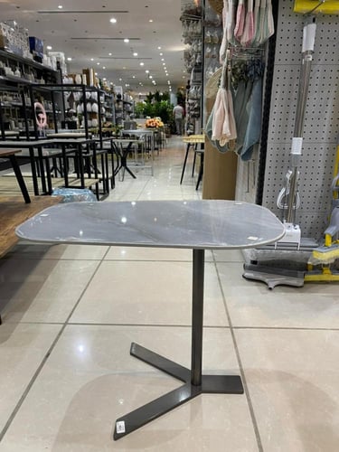 طاولة خدمة جانبية بسطح رخامي رمادي وقاعدة معدنية ع...