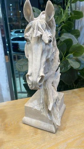 مجسم رأس حصان فاخر بتصميم فني راقٍ