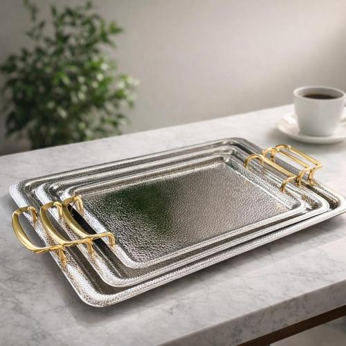 طقم صواني تقديم فضي فاخر بملمس مطرّق ومقابض ذهبية